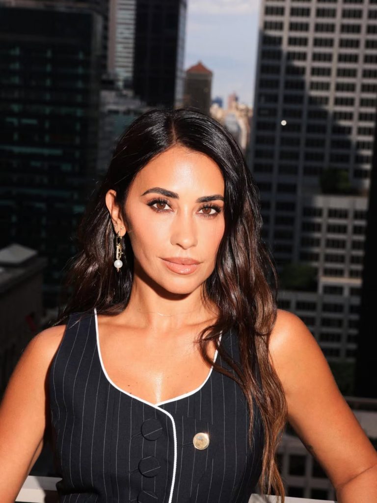 imgi_31_antonela-roccuzzo-acompano-su-vestuario-con-un-beauty-look-glam-foto-instagramantonelaroccuzzo-