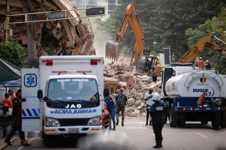 imgi_207_rescatistas-trabajan-zona-afectada-terremoto-este-jueves-caracas-venezuela_160