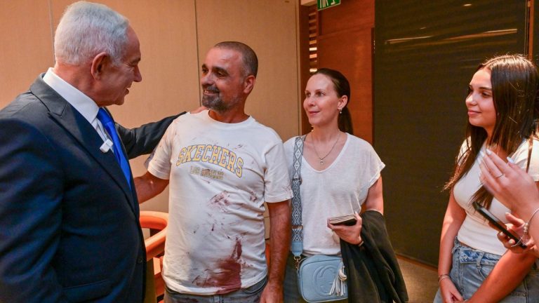 Netanyahu-recibe-al-pasajero-que-ayudo-a-evitar-una-tragedia-aerea-tras-el-ataque-de-un-piloto-EFE
